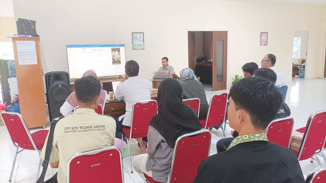 Saat kegiatan Penyusunan Rencana Kerja Tahunan (RKT) Lembaga Desa Pengelola Hutan Desa (LDPHD) Matan Jaya di Kantor UPT KPH Wilayah Kayong, pada Rabu (7/8/2024). (Foto : Sukrianto/Yayasan Palung).