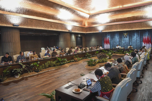 Presiden Joko Widodo didampingi Wakil Presiden Ma'ruf Amin memimpin sidang kabinet paripurna di Istana Garuda, Ibu Kota Nusantara (IKN), Penajam Paser Utara, Kalimantan Timur, Senin (12/8/2024). Foto: Sigid Kurniawan/ANTARA FOTO 