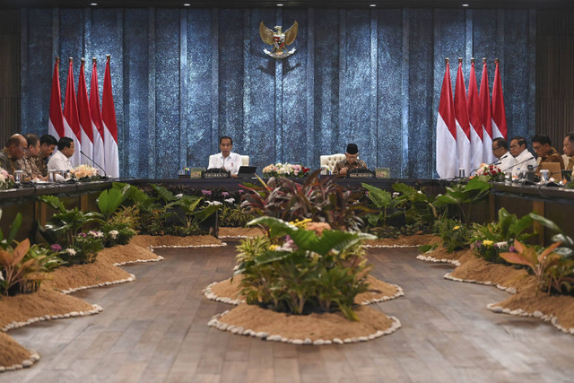 Presiden Joko Widodo didampingi Wakil Presiden Ma'ruf Amin memimpin sidang kabinet paripurna di Istana Garuda, Ibu Kota Nusantara (IKN), Penajam Paser Utara, Kalimantan Timur, Senin (12/8/2024). Foto: Sigid Kurniawan/ANTARA FOTO 