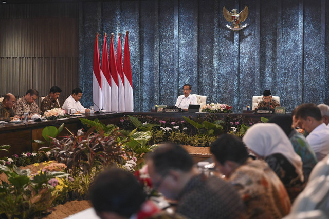 Presiden Joko Widodo didampingi Wakil Presiden Ma'ruf Amin memimpin sidang kabinet paripurna di Istana Garuda, Ibu Kota Nusantara (IKN), Penajam Paser Utara, Kalimantan Timur, Senin (12/8/2024). Foto: Sigid Kurniawan/ANTARA FOTO 