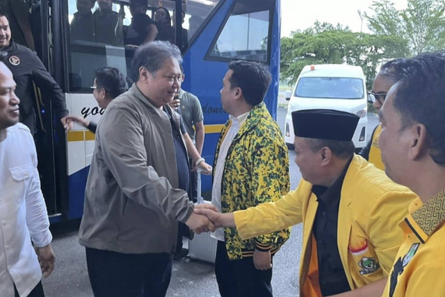 Airlangga tiba di Balikpapan, Minggu (11/8/2024). Foto: Instagram/ @airlanggahartarto_official