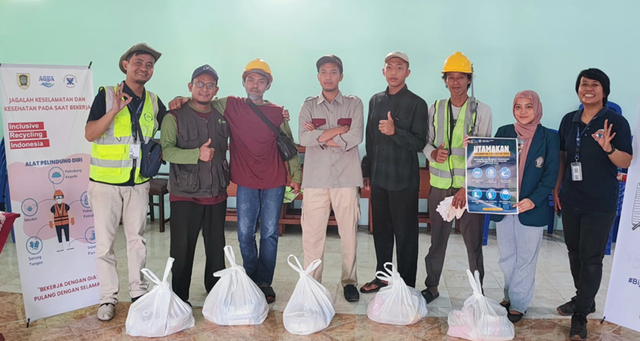 Foto Bersama Tenaga Kerja TPS 3R Desa Bono