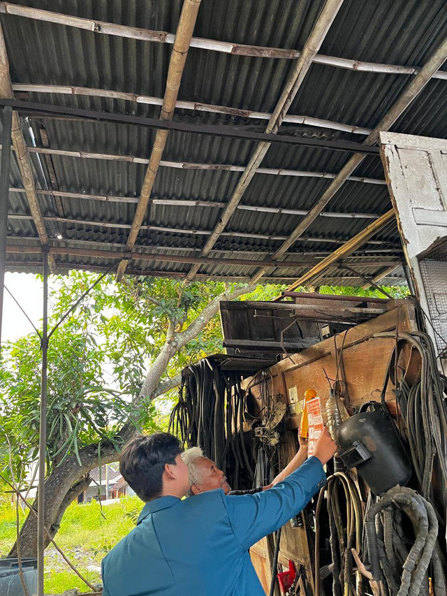 Pemasangan APAR di Bengkel Las Dusun Tiken