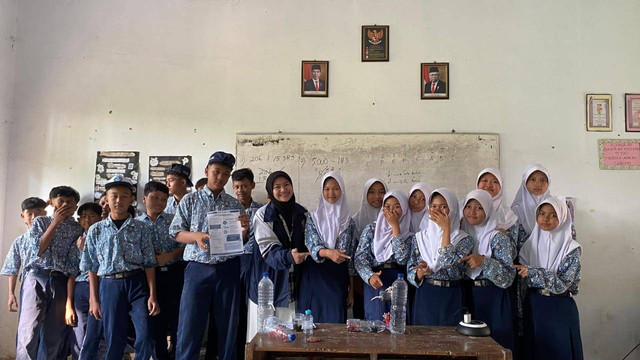 Dokumentasi dengan Para Siswa-siswi SMP 02 Wiradesa setelah Pembuatan Aquarium (dokumentasi pribadi)