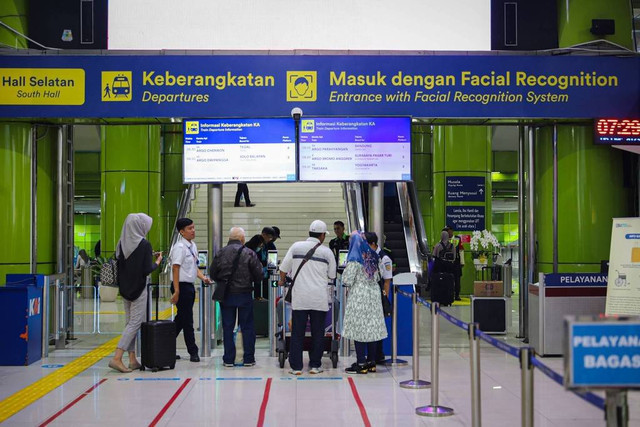 Calon penumpang kereta api berjalan di  Stasiun Gambir, Jakarta, Rabu (6/12/2023). Foto: Iqbal Firdaus/kumparanADVERTISEMENT