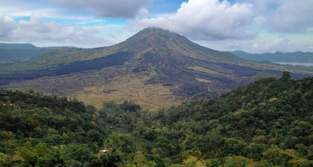 Wisata bersepeda di Kintamani. Foto hanyalah ilustrasi bukan tempat sebenarnya. Sumber: Unsplash/Fahrul Razi