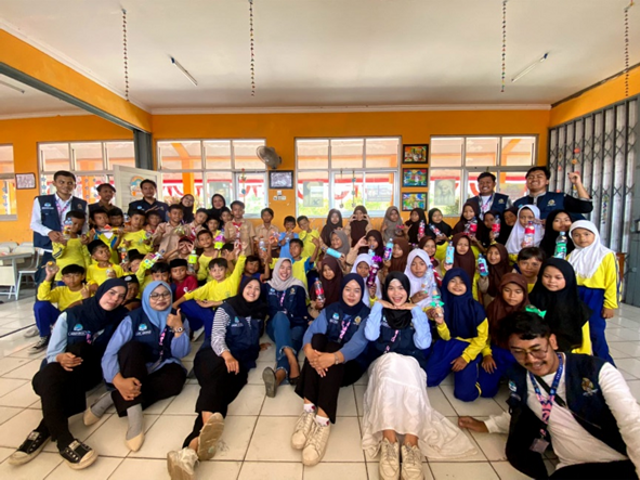 Gambar 1. Foto Bersama Siswa SDN 02 Sukamakmur. Sumber: Dokumentasi Kegiatan, 2024