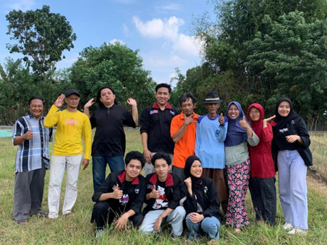 Foto bersama warga Desa Saringembat yang ikut serta dalam kegiatan penanaman pohon