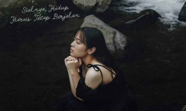 Biodata Bernadya, penyanyi yang rilis album perdana berjudul "Sialnya, Hidup Harus Terus Berjalan". Foto: Juni Records/kumparanHITS