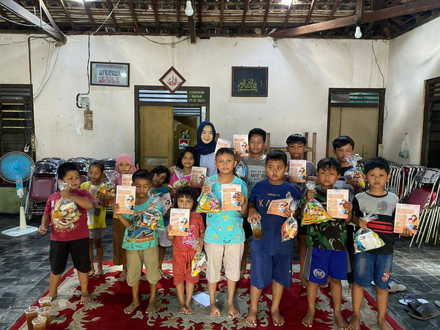 Foto bersama anak-anak Desa Nguter (Sumber: Dokumentasi Pribadi)