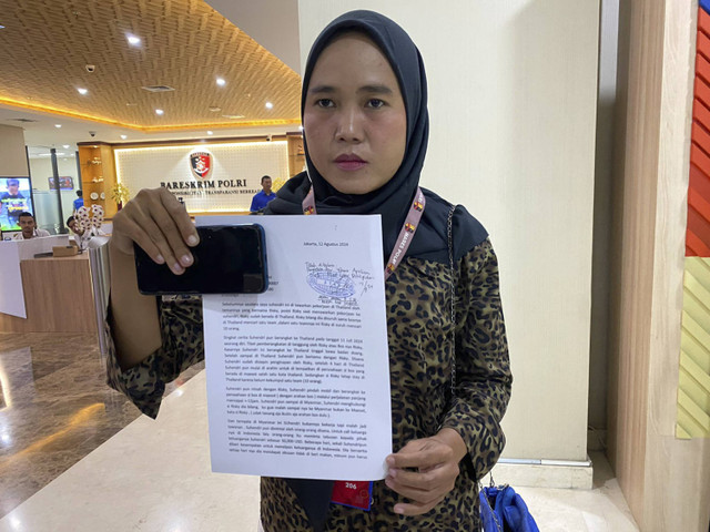 Sepupu korban penipuan dan penyekapan tenaga kerja di Myanmar berinisial SA (27), Yohana (35) menunjukan surat Dumas di Bareskrim Polri pada Senin (12/8/2024). Foto: Abid Raihan/kumparan