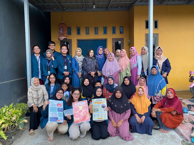 Foto bersama ibu-ibu PKK Desa Lawangrejo