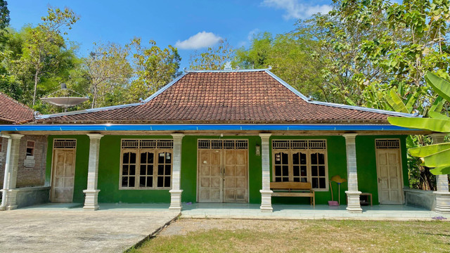 Rumah limasan Desa Karanganyar dengan ornamen atas burung garuda