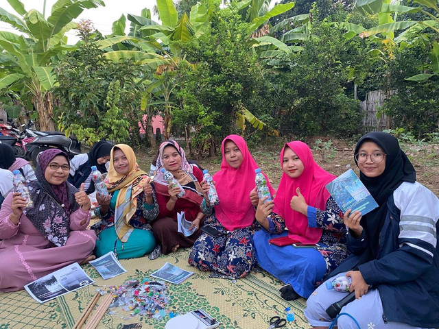 Foto Bersama Ibu-Ibu PKK Pasca Kegiatan Pendampingan dan Penyuluhan dalam Proses Pembuatan Ecobrick 