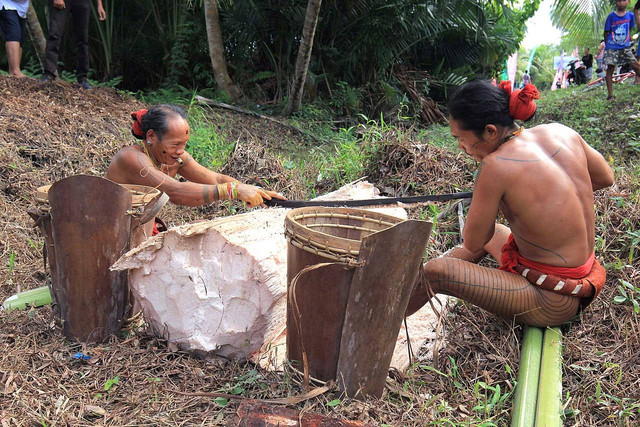 Masyarakat Mentawai mengolah sagu (Sumber: Syofiardi Bachyul Jb/https://commons.wikimedia.org/) 