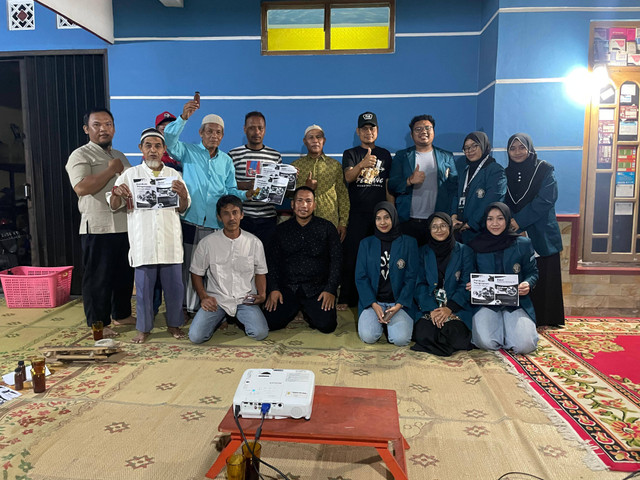 Foto Bersama Bapak-Bapak RT02/RW 01 Pasca Kegiatan Pendmapingan Pembuatan Pupuk Organik Cair