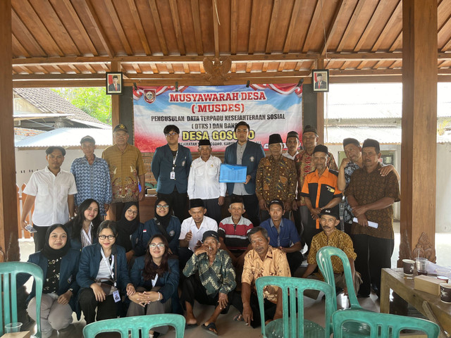 Foto Bersama Tim KKN II Universitas Diponegoro dengan Perangkat Desa dan Warga Gosono.