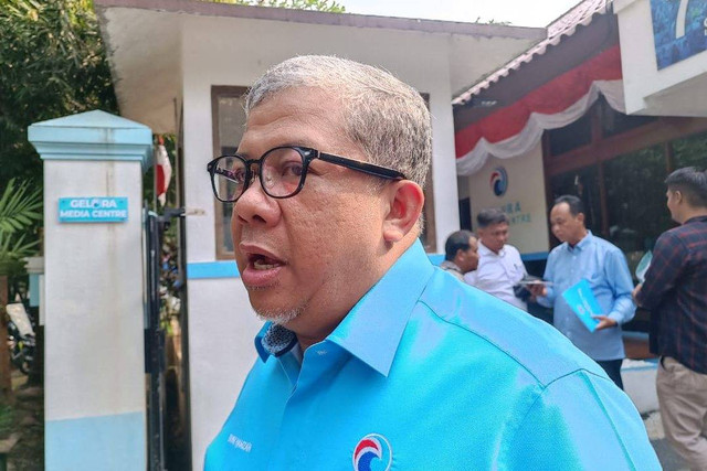 Waketum Partai Gelora Fahri Hamzah saat diwawancarai wartawan di Gelora Media Center, Kuningan, Jakarta Selatan, Senin (12/8/2024). Foto: Fadlan Nuril Fahmi/kumparan