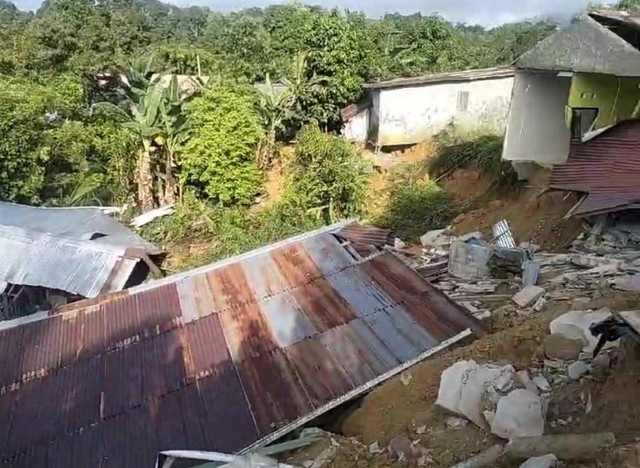 Tanah longsor hancurkan beberapa rumah di Entikong, Kalbar. Foto: Dok. BPBD Kalbar