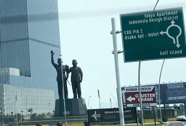 Pemandangan pengguna jalan di Bundaran yang berada di PIK 2. Berdiri Monumen Soekarno-Hatta terlihat sedang melambaikan tangan. Sumber foto: Penulis.