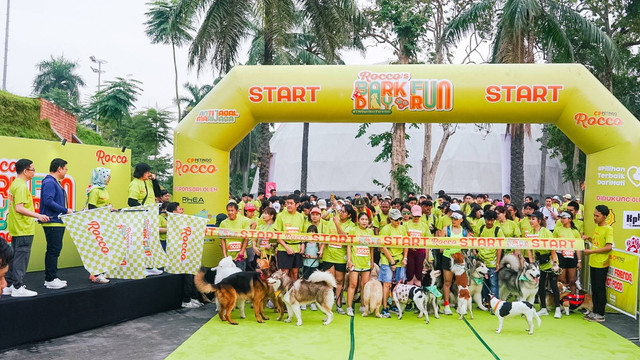 Rocco Dog Indonesia mendapat penghargaan Rekor MURI usai menggelar fun walk bersama anjing kesayangan dengan peserta terbanyak di Senayan Park (SPARK), Pulau 1, Jakarta, Minggu (11/8/2024). Foto: Dok. Istimewa