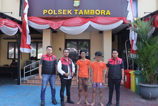 Polsek Tambora menangkap dua pelaku pencuri motor yang sudah 15 kali beraksi di Tambora. Foto: Dok. Istimewa