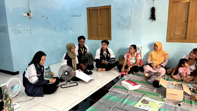 Gambar 1. Pemaparan Materi Oleh Mahasiswa KKN UNDIP Kepada Masyarakat RT 06 / RW 01 Desa Gondang