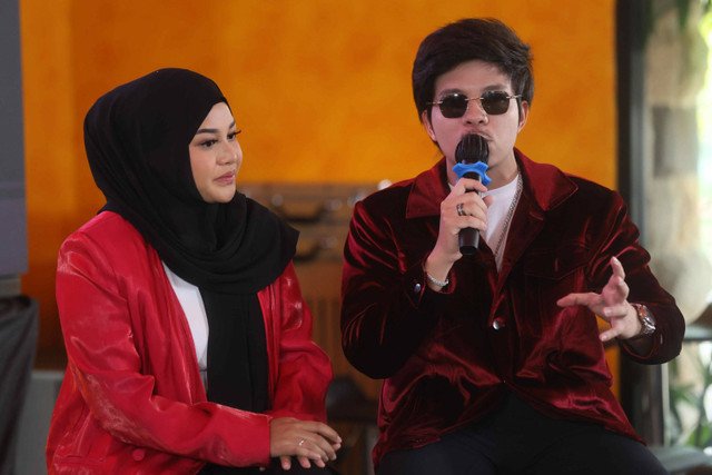 Aurel Hermansyah dan Atta Halilintar saat konferensi pers single berjudul Torang Indonesia di kawasan Kemang, Jakarta, Senin (12/8/2024). Foto: Agus Apriyanto