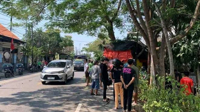 Kecelakaan lalu-lintas di Jalan Raya Bojonegoro-Babat, turut Desa Sraturejo, Kecamatan Baureno, Kabupaten Bojonegoro. Jawa Timur. Senin (12/08/2024) (set: Istimewa)