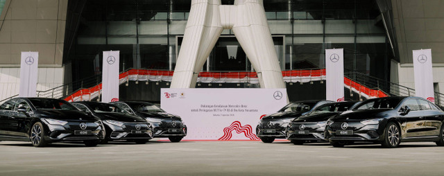 PT Inchcape Indomobil Distribution Indonesia (Mercedes-Benz Indonesia) menyerahan 16 kendaraan listrik kepada kantor Sekretariat Presiden untuk digunakan dalam perayaan HUT ke-79 RI di Ibu Kota Nusantara (IKN). Foto: Mercedes-Benz