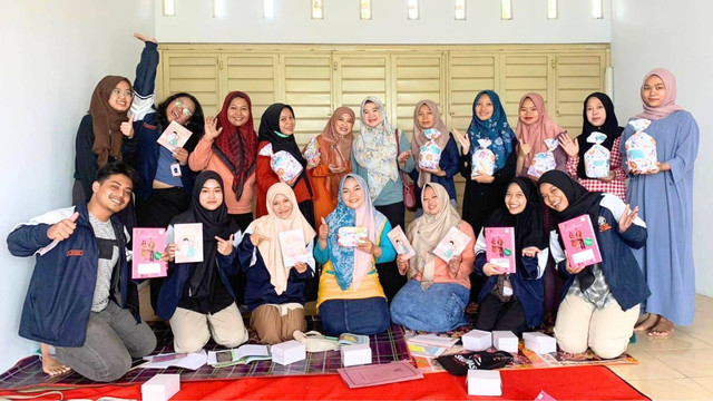 Foto bersama Ibu Kepala Desa Donorejo, Ibu Bidan Desa Donorejo, Ibu Bidan Puskesmas Limpung, Ibu-ibu hamil di Desa Donorejo, dan Mahasiswa KKN Tim II Undip Tahun 2023/2024