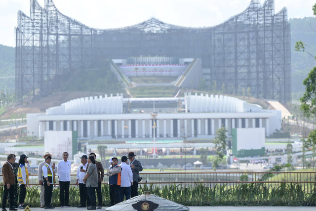 Presiden Joko Widodo meninjau Taman Kusuma Bangsa saat peresmian di Ibu Kota Nusantara (IKN), Penajam Paser Utara, Kalimantan Timur, Senin (12/8/2024). Foto: Fauzan/ANTARA FOTO