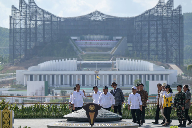 Presiden Joko Widodo meninjau Taman Kusuma Bangsa saat peresmian di Ibu Kota Nusantara (IKN), Penajam Paser Utara, Kalimantan Timur, Senin (12/8/2024). Foto: Fauzan/ANTARA FOTO