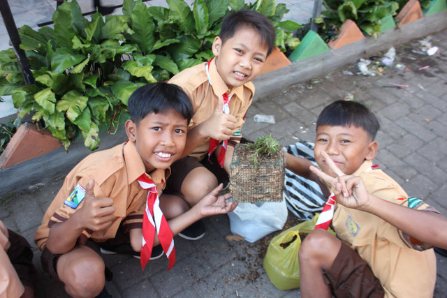 PMM UMM - Anak SD Negeri 1 Sumberrejo Sedang Menanam bunga di pot dari serabut kelapa