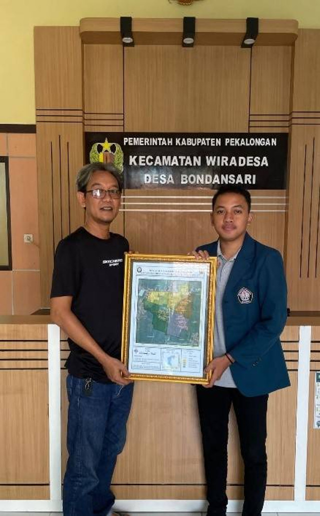 Gambar 1. Penyerahan Peta Administrasi Desa Bondansari Oleh Mahasiswa Tim II KKN Universitas Diponegoro Kepada Kepala Desa Bondansari Rabu (07/08/2024),  (sumber : dokumentasi pribadi)