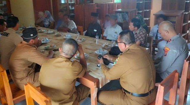 Mediasi yang dilakukan oleh Kapolsek Pematang Sawa bersama pihak sekolah, wali murid dan Bhabinkamtibmas | Foto : Ist