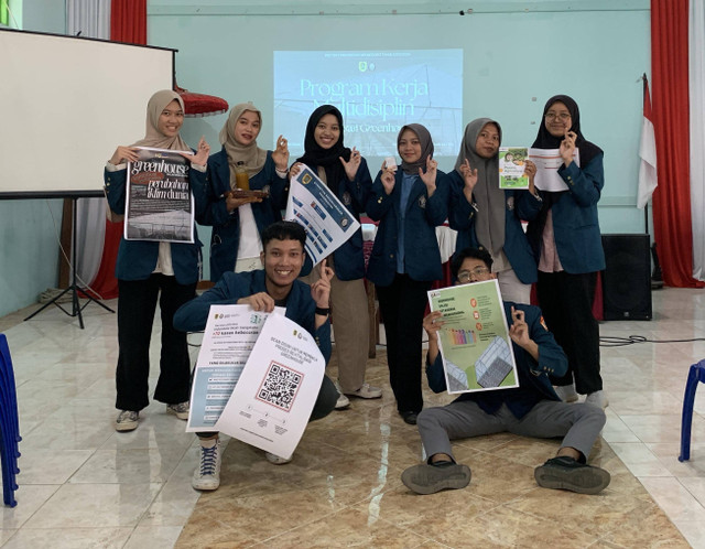 foto bersama tim II KKN Undip Setelah menyelesaikan program kerja Multidisiplin ke 1