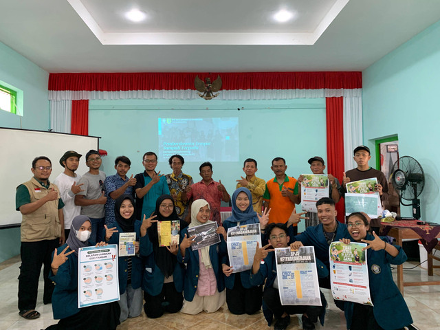 foto bersama petugas dan pelanggan TPS 3R (Tempat Pembuangan Sampah Sementara)