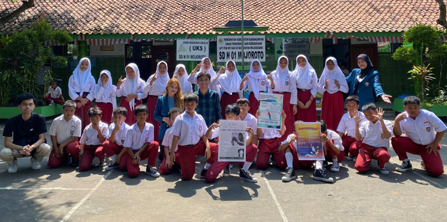 Foto bersama Mahasiswa KKN Universitas Diponegoro dengan anak-anak SDN 01 Mojoroto