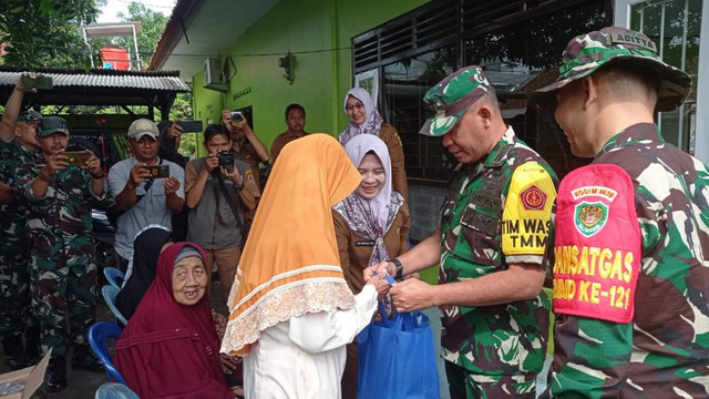 Tim Wasev TNI AD saat melakukan kunjungan ke Kabupaten Cirebon untuk memantau perkembangan program TNI Manunggal Membangun Desa (TMMD). Foto: Istimewa