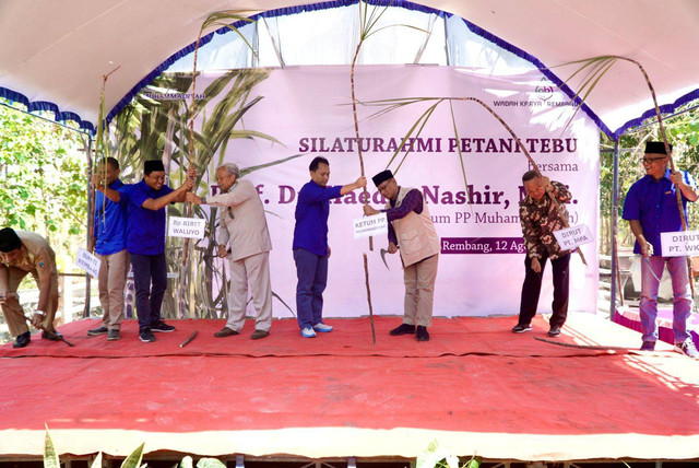 Ketua Umum Pimpinan Pusat Muhammadiyah Haedar Nashir (ketiga dari kanan) mengunjungi proyek pabrik gula milik PT Wadah Karya Rembang di Kecamatan Sulang, Kabupaten Rembang, Senin (12/8/2024). Foto: Muhammadiyah