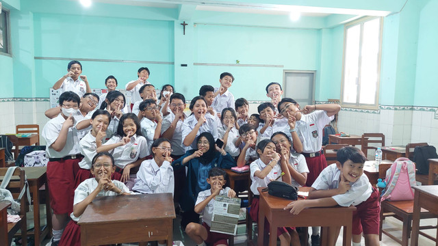 Foto bersama siswa Kelas 6F SD Pangudi Luhur Surakarta dalam pelaksaan program kerja monodisiplin "Edukasi Seksual Sejak Dini: Pencegahan Pelecehan Seksual Pada Anak Usia Dini"