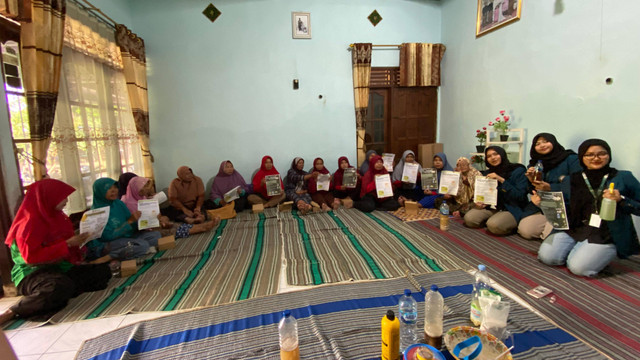 Foto Bersama Ibu Ibu KWT di Desa Sugihan