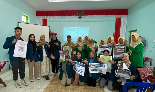 Foto Bersama Kelompok Usaha Peningkatan Pendapatan Keluarga (UP2K) Greenhouse Desa Bono