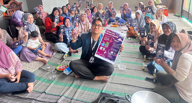 Bersama Ibu PKK mengikuti Kegiatan Pemaparan dan Pembuatan Pestisida Alami dari Kulit Bawang. Sumber: Dokumentasi Penulis