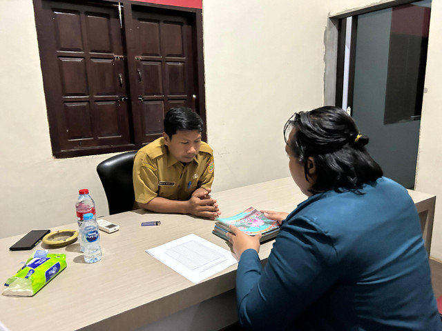Penyerahan Buku Cerita Anak Bilingual kepada Pak Lurah Manisharjo.