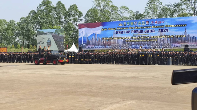 Apel gelar pasukan Mantap Praja Jaya 2024 di Lapangan Satlat Korbrimob Polri, Cikeas, Bogor, Selasa (13/8/2024). Foto: Rachmadi Rasyad/kumparan