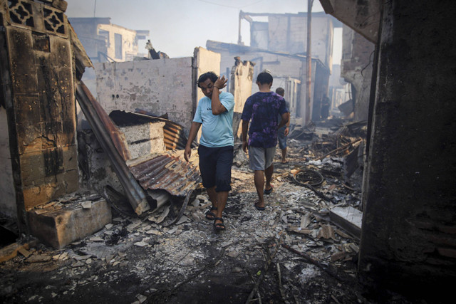 Sejumlah warga menatap sisa rumahnya yang terbakar di kawasan Manggarai, Jakarta, Selasa (13/8/2024). Foto: Iqbal Firdaus/kumparan