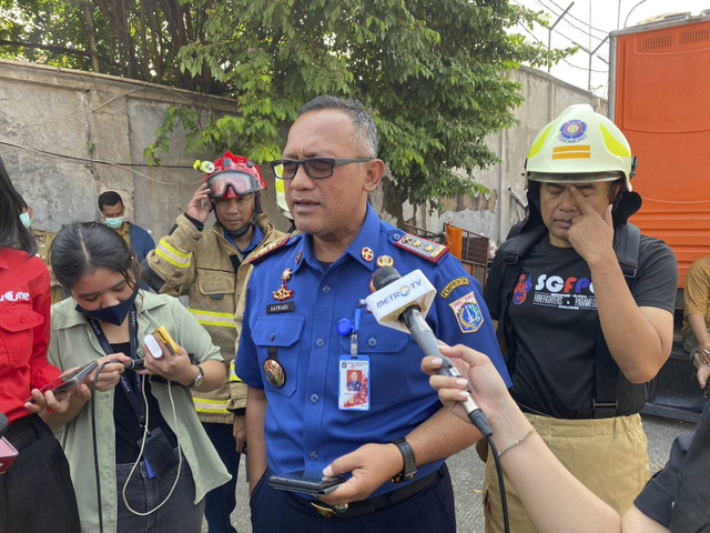 Kasudin Gulkarmat Jakarta Satriadi Gunawan di lokasi kebakaran padat penduduk Manggarai, Jakarta Selatan pada Selasa (13/8/2024). Foto: Abid Raihan/kumparan