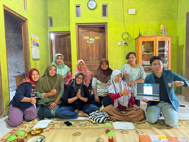 Dokumentasi bersama bersama para pelaku usaha jamu gendong atas selesainya pelaksanaan program kerja 